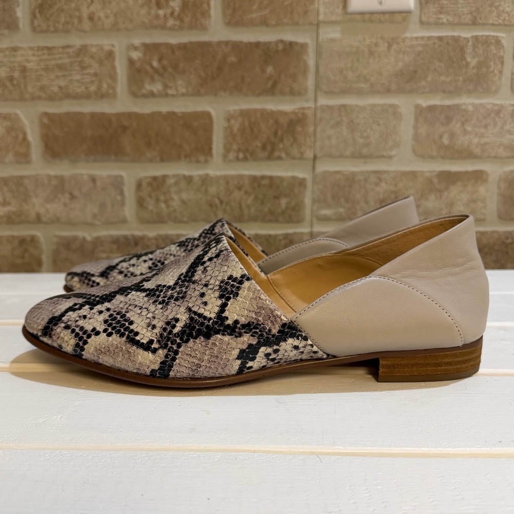 Clark’s Women’s Pure Tone Grey Snake Print Leather Loafer Flat size 9.5